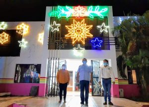 Iluminan las luces navideñas el palacio municipal y el DIF de Lázaro Cárdenas