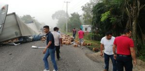 Rapiñan cargamento de cervezas tras volcadura de tráiler en la vía Cunduacán-Comalcalco