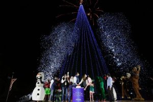 Encienden el árbol de navidad del remate de Paseo de Montejo en Mérida
