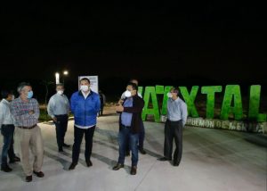 El alcalde, Renán Barrera entrega andadores y trabajos de iluminación en “Ya’axtal”