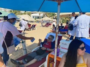Se viraliza turista con tanque de oxígeno en playa
