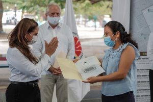 Historica entrega de escrituras a familias de la colonia «Fidel Velázquez», en Benito Juárez