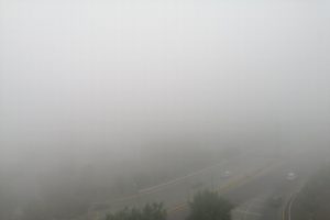 Densa niebla cubre Xalapa; sugieren conducir con precaución
