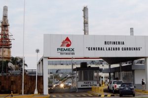 Aseguran que Pemex busca reducir número de trabajadores en sus seis refinerías