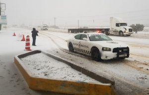 Cae nevada en el norte del país; implementan operativos en carreteras