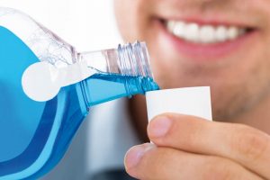 Enjuague bucal: ¿ayuda a eliminar el coronavirus?