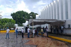 Ciudadanos en Tabasco madrugan para tramitar reemplacamiento vehicular en Finanzas