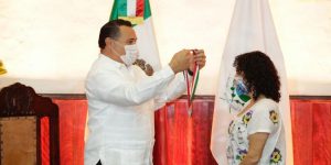 El alcalde, Renán Barrera entrega la medalla Héctor Herrera “Cholo” a la maestra y titiritera Andrea Herrera López