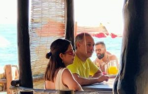 Con el Covid19 más alto en todo el país, exiben fotos de Hugo López-Gatell vacacionando en playa de Oaxaca con una mujer y sin cubrebocas