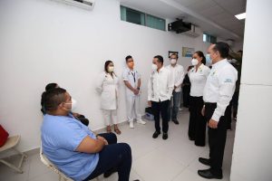 Atestigua Carlos Joaquín aplicación de la primera vacuna contra la covid-19