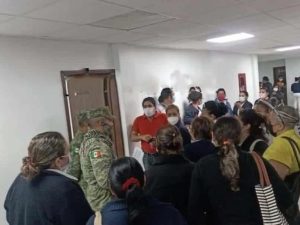 Médicos acusan intento de aplicación de la vacuna anticovid a 50 recomendados del director del Hospital de Pemex en Tabasco