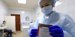 Rusia dice que su segunda vacuna contra COVID-19 tiene efectividad del 100%: TASS