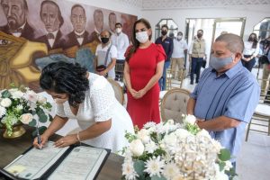 Otorgan certeza juridica en Cancún a 77 parejas en «Bodas colectivas 2021»