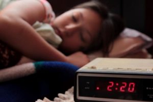Falta de sueño afectaría respuesta de vacuna contra COVID-19, advierte especialista