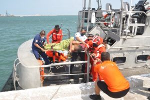 Rescata Semar a 7 tripulantes del barco que se hundió en costas de Veracruz