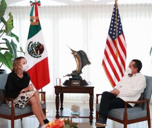 Analizan Carlos Joaquín y Courtney Beale temas de salud, turismo, seguridad pública y desarrollo económico en Quintana Roo