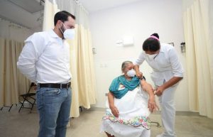 Inicia en Yucatán vacunación contra el Coronavirus  en adultos mayores