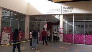 Ciudadanos abarrotan módulos del INE en Cancún para tramitar la credencial de elector