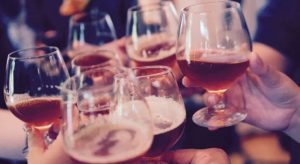 Estudio revela cuáles son las profesiones en las que más beben alcohol