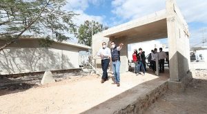 El gobernador, Mauricio Vila y el alcalde, Renán Barrera, supervisan uno de los 3 nuevos preescolares y 1 primaria que se edifican en Ciudad Caucel en la capital yucateca