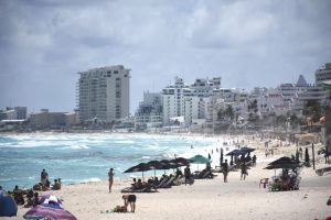 Refuerzan presencia de guardavidas en playas de Cancún