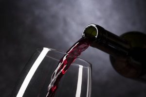 Ácido que se encuentra en el vino podría funcionar como terapia contra COVID-19, revela estudio