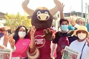 Con botarga de ‘Toro’ Morena inicia campaña en favor de Salgado Macedonio