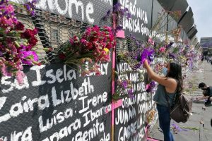 Colocan ofrendas de flores a víctimas de feminicidio en vallas de Palacio Nacional