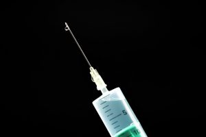 Clausuran en CDMX, clínica homeopática que vendía vacunas falsas contra COVID-19