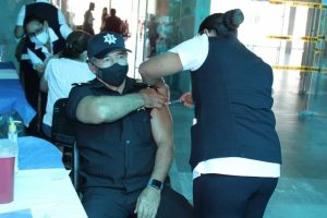 Se vacuna el secretario de Seguridad en Tabasco, contra COVID-19 en sede del Museo Papagayo