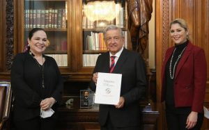 Mónica Fernández le regala su libro al presidente, Andrés Manuel  López Obrador, sobre mujeres en el Senado