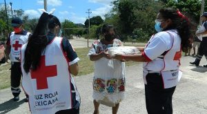 Voluntarios de Cruz Roja distribuyen despensas a familias vulnerables de Yaxcabá, Yucatán