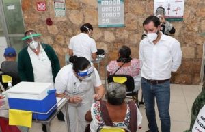 El gobernador, Mauricio Vila supervisa vacunación contra Covid 19 de adultos mayores, en Izamal