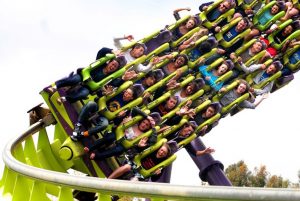 Disneylandia y Six Flags prohibirán los gritos en la montaña rusa por Covid-19