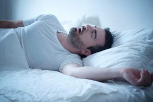 Advierten especialistas que podrías sufrir un infarto si roncas fuerte