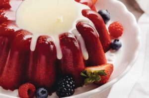 Comer gelatina con jugo de frutas naturales tiene grandes beneficios para la salud