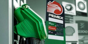 Precio de gasolina llega a 24 pesos; gasolineros retienen subsidios