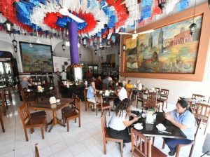 Aplicación de la vacuna, semáforo verde y vacaciones alientan al sector restaurantero de Campeche