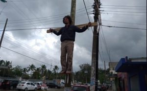 Petrolero se crucifica en Nanchital, Veracruz; exige desbloqueo de plazas y jubilación de líderes