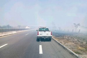 Se registra incendio de pastizal en libramiento de Cardel; Veracruz, hay humo en la carretera