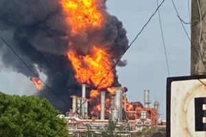 Reportan incendio y explosión en la refinería Lázaro Cárdenas de Minatitlán, Veracruz