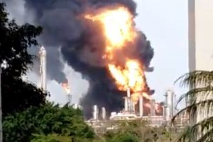 Refinería en Minatitlán, Veracruz, parará actividades 90 días tras incendio: Pemex