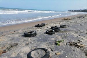 Mar arroja decenas de llantas en playa de Cazones, Veracruz