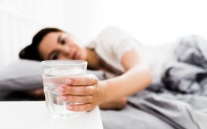 5 beneficios para tu salud de beber agua en ayunas