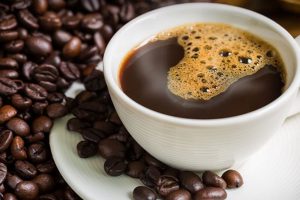 Una taza de café al día reduce riesgo de morir por cáncer