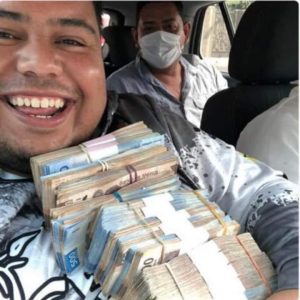 Candidato de Morena se toma fotos con fajos de billetes de 500 pesos