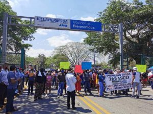 Habitantes de los municipios bloquean acceso al aeropuerto de Villahermosa; exigen apoyos por inundaciones al presidente AMLO