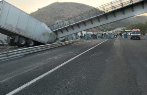 Se derrumba puente peatonal en la carretera Querétaro-San Luis Potosí