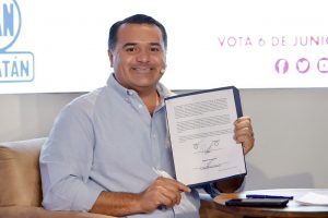 Firma Renán Barrera su declaración 3 de 3
