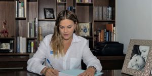 Firma Cecilia Patrón pacto por la Primera Infancia
